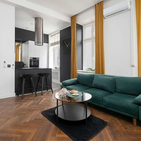 Stylish With Air Conditioning In The Center Of By Renters Appartamento *