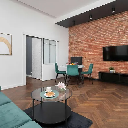 Stylish With Air Conditioning In The Center Of By Renters Appartamento *