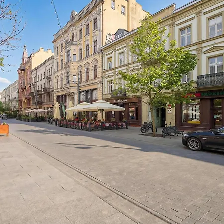 Stylish With Air Conditioning In The Center Of By Renters Appartamento