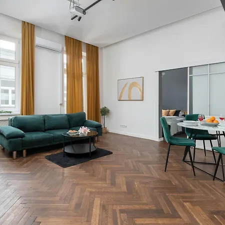 Stylish With Air Conditioning In The Center Of By Renters Appartamento