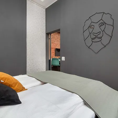 Stylish With Air Conditioning In The Center Of By Renters Appartamento *